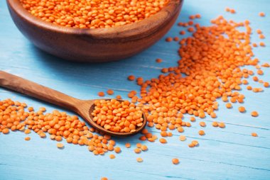 Mercimek mavi ahşap zemin üzerine