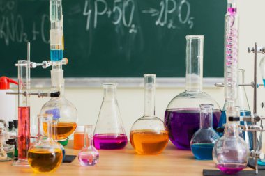 Cam şişeler, kimya ders çok renkli sıvı ile