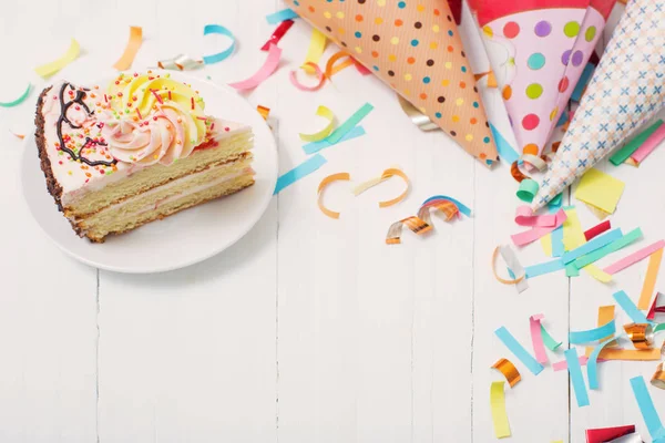 Pastel de cumpleaños y decoración sobre fondo de madera blanca —  Fotos de Stock