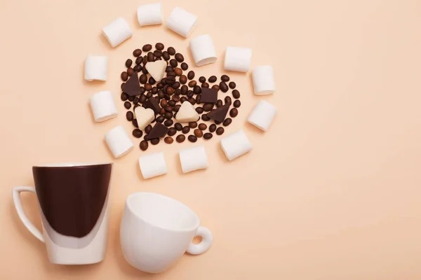 Dos tazas con granos de café en forma de corazón —  Fotos de Stock