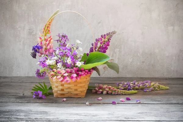 Sommerblumen im Korb auf Grunge-Hintergrund — Stockfoto