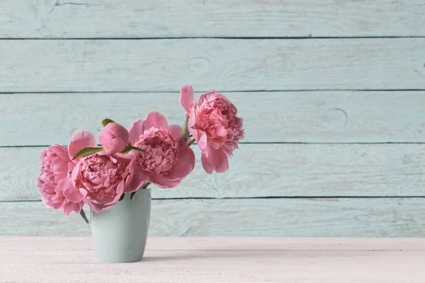 木製の背景の上に花瓶にピンクの牡丹 — ストック写真