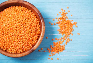 Mercimek mavi ahşap zemin üzerine