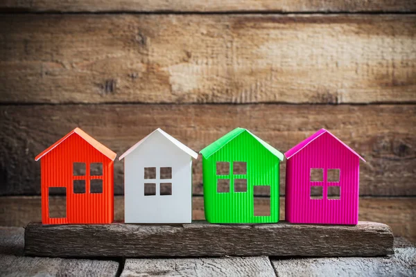 Maison en papier sur vieux fond en bois — Photo