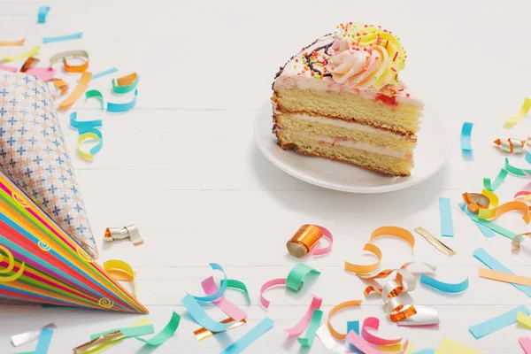 Torta di compleanno e decorazione su sfondo di legno bianco — Foto Stock