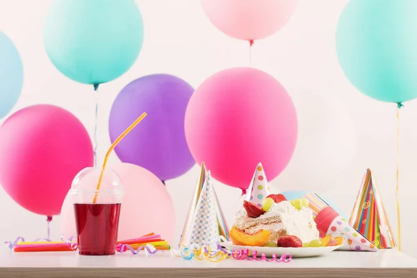 Celebração de aniversário com bolo e balões coloridos — Fotografia de Stock