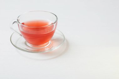 Beyaz ahşap zemin üzerinde çay