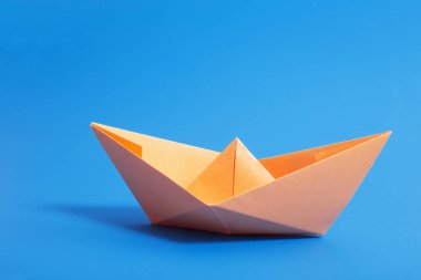 kağıt tekne mavi kağıt arka plan üzerinde