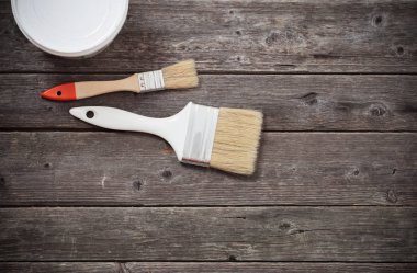 beyaz boya ve fırça ahşap arka plan üzerinde