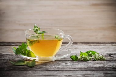 eski ahşap zemin üzerine melissa ile çay