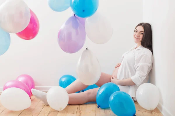 Donne incinte con palloncini al coperto — Foto Stock