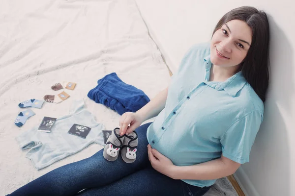 Glada gravida på golvet — Stockfoto