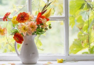 sonbahar natürmort pencere üzerinde