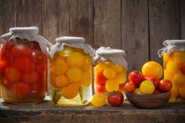 Kavanozlarda konserve sebzeler