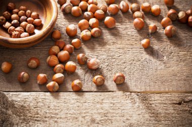 Ahşap arka planda fındıklar