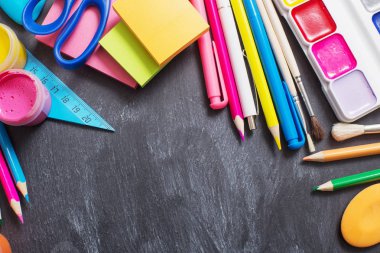 Arka plan yazı tahtası üzerinde okul Kırtasiye 