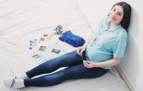 Embarazadas mujeres felices en el suelo —  Fotos de Stock