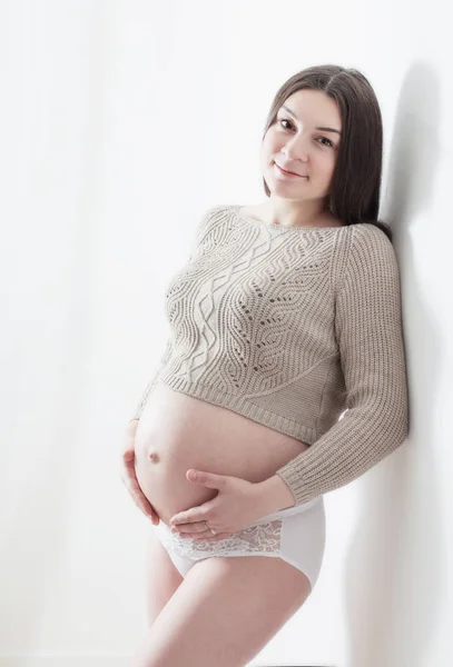 Schwangere glücklich drinnen — Stockfoto