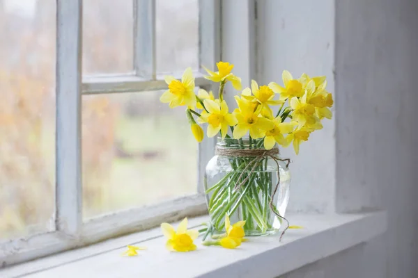 Κίτρινο Ανοιξιάτικα Λουλούδια Βάζο Περβάζι — Φωτογραφία Αρχείου