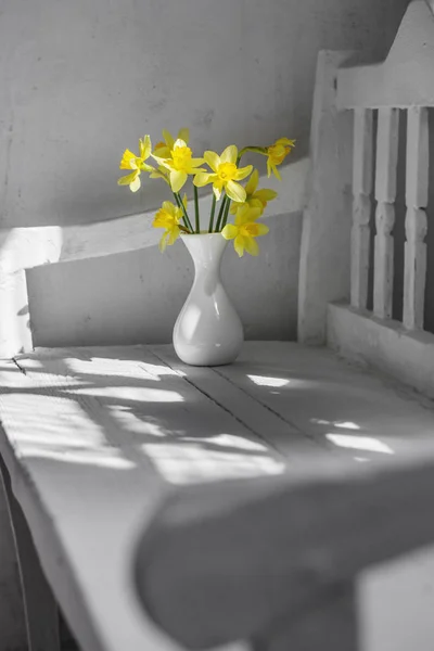 Yellow Spring Flowers Vase Old Bench — Stock Photo, Image