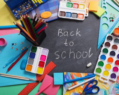 Arka plan yazı tahtası üzerinde okul Kırtasiye 