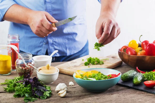 Человек готовит вегетарианский салат — стоковое фото
