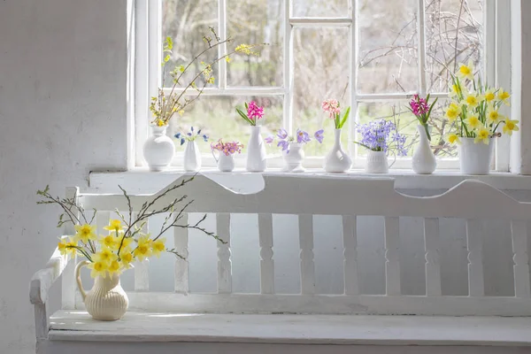 Hermosas flores de primavera en el interior blanco vintage — Foto de Stock