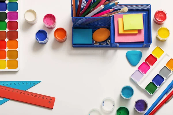 Colección de material escolar sobre fondo blanco — Foto de Stock