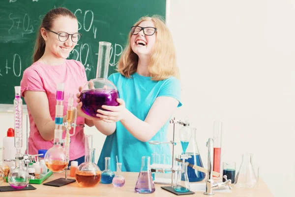 Dos chicas haciendo experimentos químicos —  Fotos de Stock