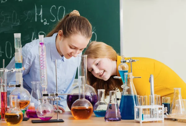 Δυο κορίτσια κάνουν πειράματα χημείας — Φωτογραφία Αρχείου