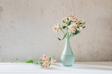 Grunge beyaz arka plan üzerinde vazoda alstroemeria