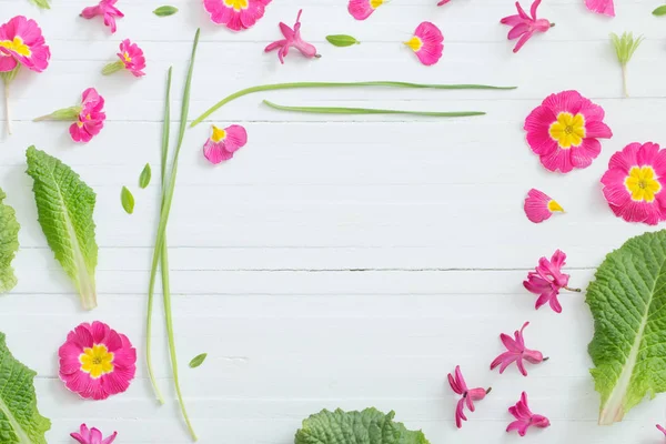 Rózsaszín tavaszi virágok fehér fa háttér — Stock Fotó