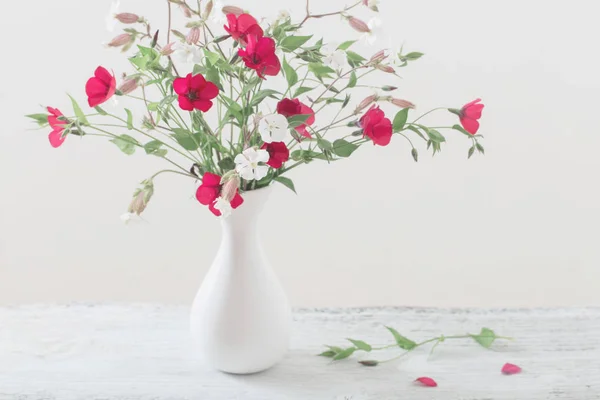 Flores de verano en jarrón blanco — Foto de Stock