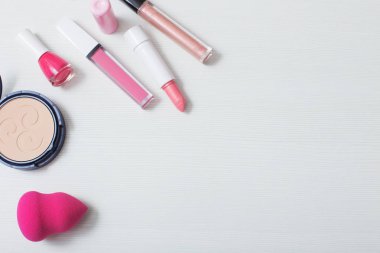 Kadın pembe kozmetik, üstten görünüm