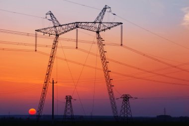Gün batımında elektrik hattı