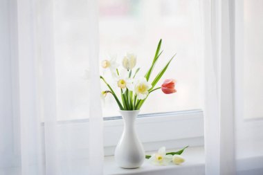 bahar çiçekleri beyaz aranjman