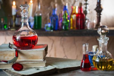 Sihirli iksir, eski kitaplar ve mumlar