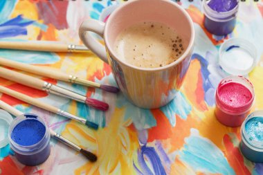 Boyalar, fırçalar ve kağıt üzerinde kahve