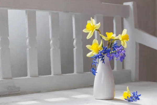 흰색 나무 벤치에 꽃병에 봄 꽃 — 스톡 사진