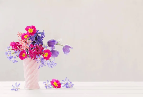 Schöne Frühlingsblumen in rosa Vase — Stockfoto