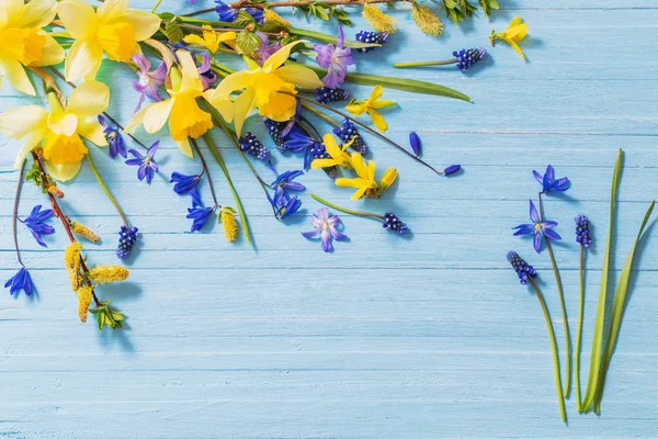 Κίτρινο και μπλε ανοιξιάτικα λουλούδια σε φόντο ξύλινη — Φωτογραφία Αρχείου
