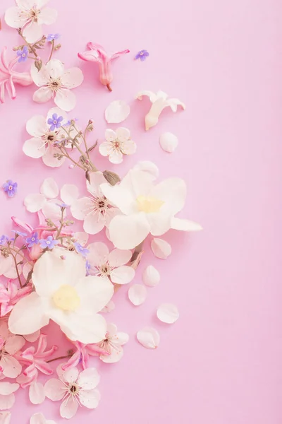 Hermosas flores de primavera sobre fondo de papel — Foto de Stock