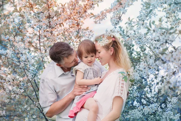 Bahar bahçe üzerinde mutlu aile — Stok fotoğraf