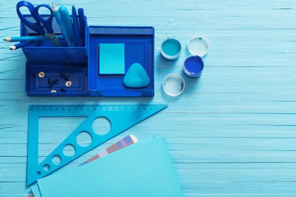 Colección de material escolar azul sobre fondo de madera azul — Foto de Stock