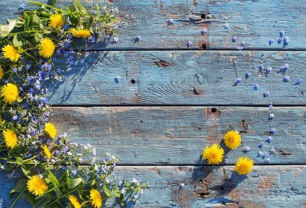 Fiori Blu Gialli Sfondo Vecchio Legno — Foto Stock