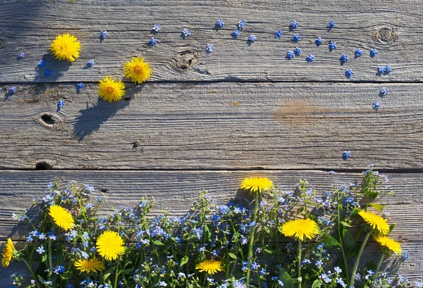 Flores Azules Amarillas Sobre Fondo Madera Viejo —  Fotos de Stock