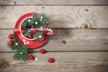 Ahşap arka planda kırmızı fincan Noel süslemeleri