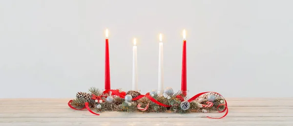 Corona de Navidad sobre fondo blanco — Foto de Stock