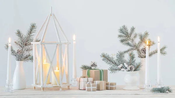 Decorazioni natalizie con candele accese — Foto Stock