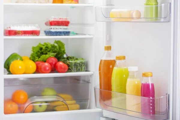 带健康食品的冰箱 — 图库照片